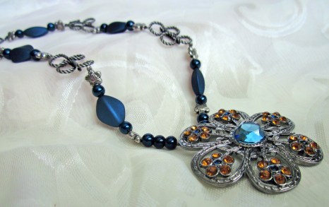 blue daisy necklace